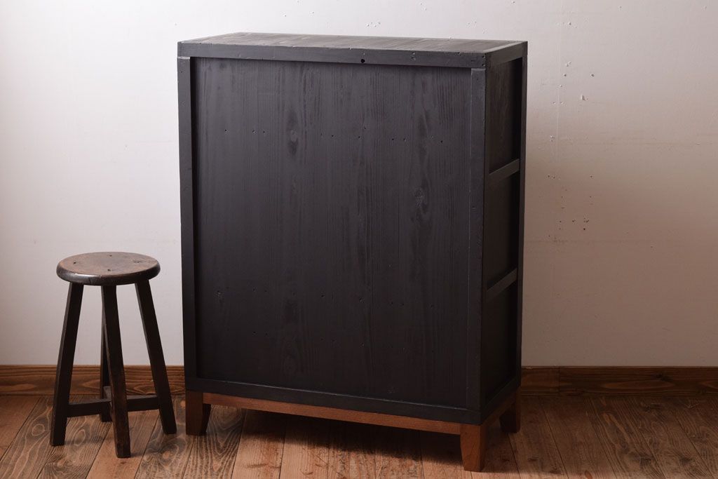 アンティーク家具　アンティーク　モールガラス入り!ブラックペイントの脚付き収納棚(サイドボード)