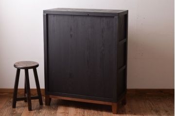 アンティーク家具　アンティーク　モールガラス入り!ブラックペイントの脚付き収納棚(サイドボード)