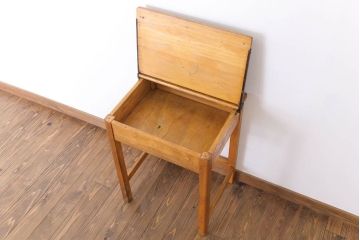 アンティーク家具 イギリスアンティーク 古い木の小ぶりなスクールデスク(1)