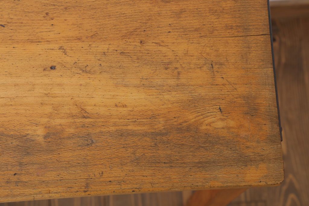 アンティーク家具 イギリスアンティーク 古い木の小ぶりなスクールデスク(1)