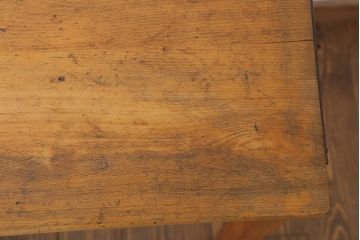 アンティーク家具 イギリスアンティーク 古い木の小ぶりなスクールデスク(1)