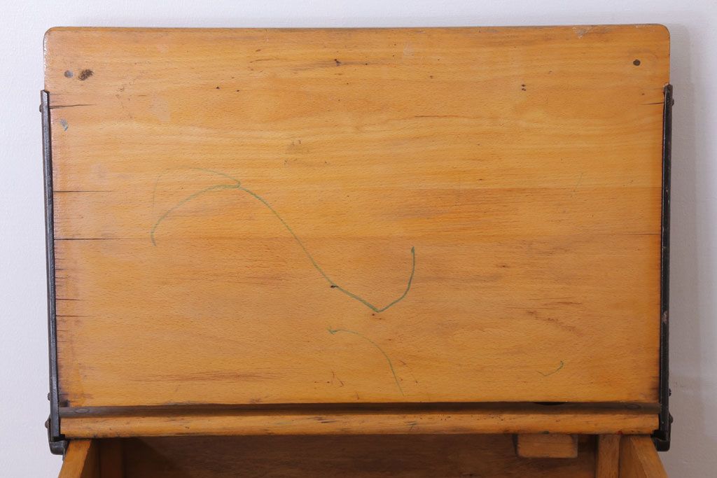 アンティーク家具 イギリスアンティーク 古い木の小ぶりなスクールデスク(1)