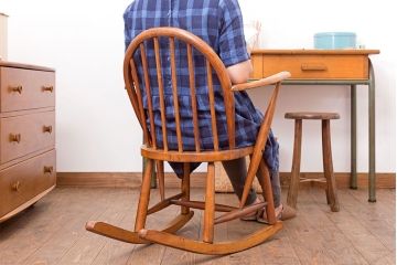 ヴィンテージ家具　イギリスビンテージ　アーコール　小ぶりなロッキングチェア