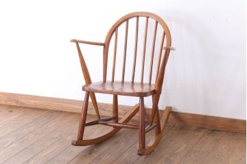 ヴィンテージ家具　イギリスビンテージ　アーコール　小ぶりなロッキングチェア