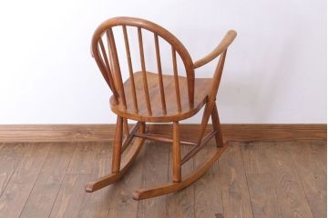 ヴィンテージ家具　イギリスビンテージ　アーコール　小ぶりなロッキングチェア