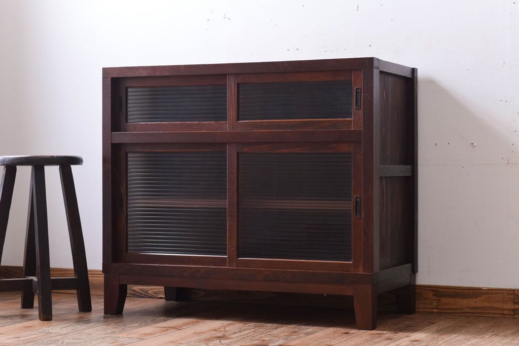 アンティーク家具　 和製アンティーク　モールガラス引き戸の脚付きサイドボード(収納棚)(3)