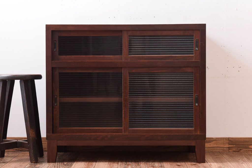 アンティーク家具　 和製アンティーク　モールガラス引き戸の脚付きサイドボード(収納棚)(3)