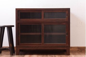 アンティーク家具　 和製アンティーク　モールガラス引き戸の脚付きサイドボード(収納棚)(3)