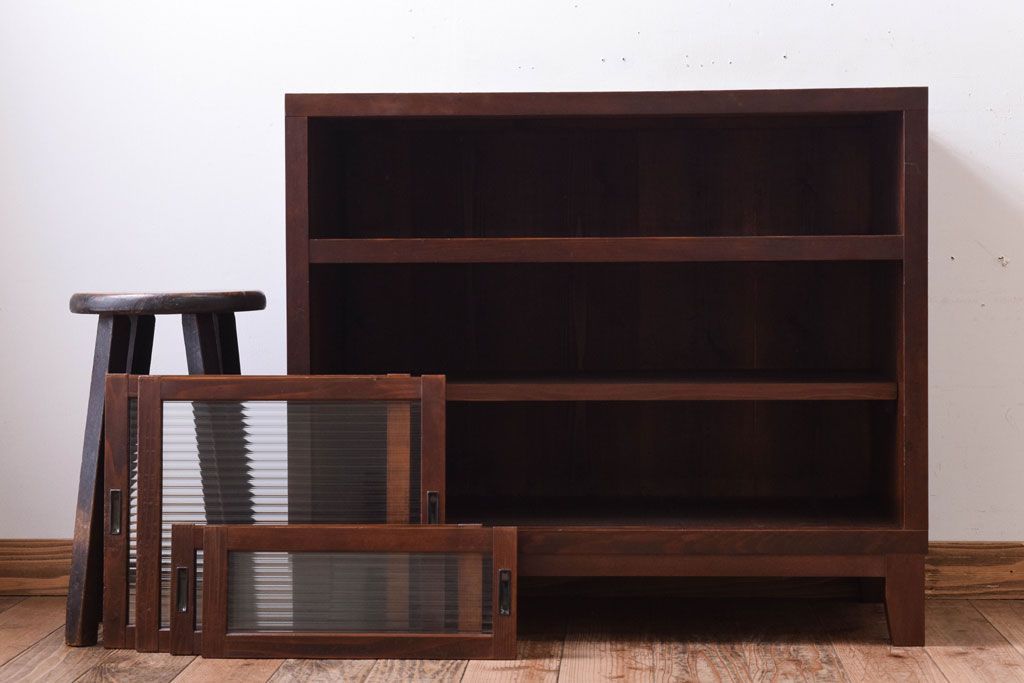 アンティーク家具　 和製アンティーク　モールガラス引き戸の脚付きサイドボード(収納棚)(3)