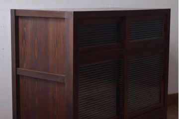 アンティーク家具　 和製アンティーク　モールガラス引き戸の脚付きサイドボード(収納棚)(3)