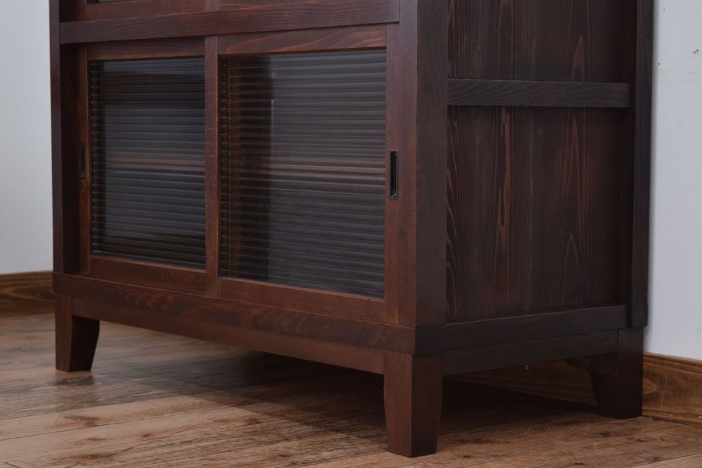 アンティーク家具　 和製アンティーク　モールガラス引き戸の脚付きサイドボード(収納棚)(3)