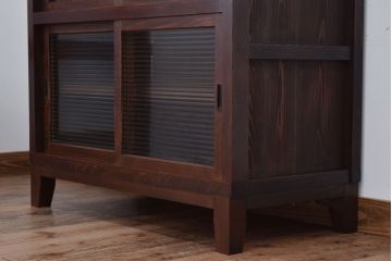 アンティーク家具　 和製アンティーク　モールガラス引き戸の脚付きサイドボード(収納棚)(3)