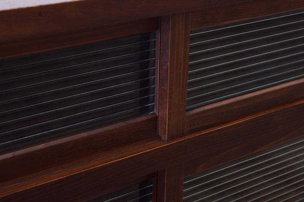 アンティーク家具　 和製アンティーク　モールガラス引き戸の脚付きサイドボード(収納棚)(3)