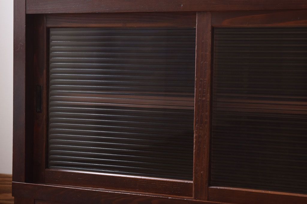 アンティーク家具　 和製アンティーク　モールガラス引き戸の脚付きサイドボード(収納棚)(3)