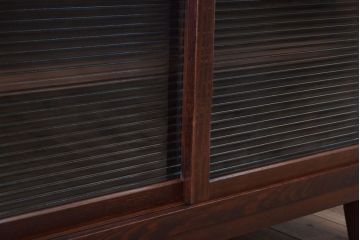 アンティーク家具　 和製アンティーク　モールガラス引き戸の脚付きサイドボード(収納棚)(3)