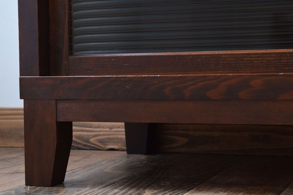 アンティーク家具　 和製アンティーク　モールガラス引き戸の脚付きサイドボード(収納棚)(3)