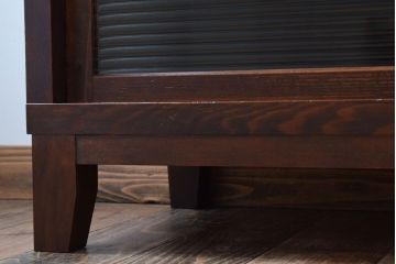 アンティーク家具　 和製アンティーク　モールガラス引き戸の脚付きサイドボード(収納棚)(3)