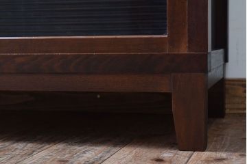 アンティーク家具　 和製アンティーク　モールガラス引き戸の脚付きサイドボード(収納棚)(3)