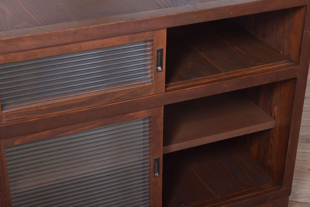 アンティーク家具　 和製アンティーク　モールガラス引き戸の脚付きサイドボード(収納棚)(3)