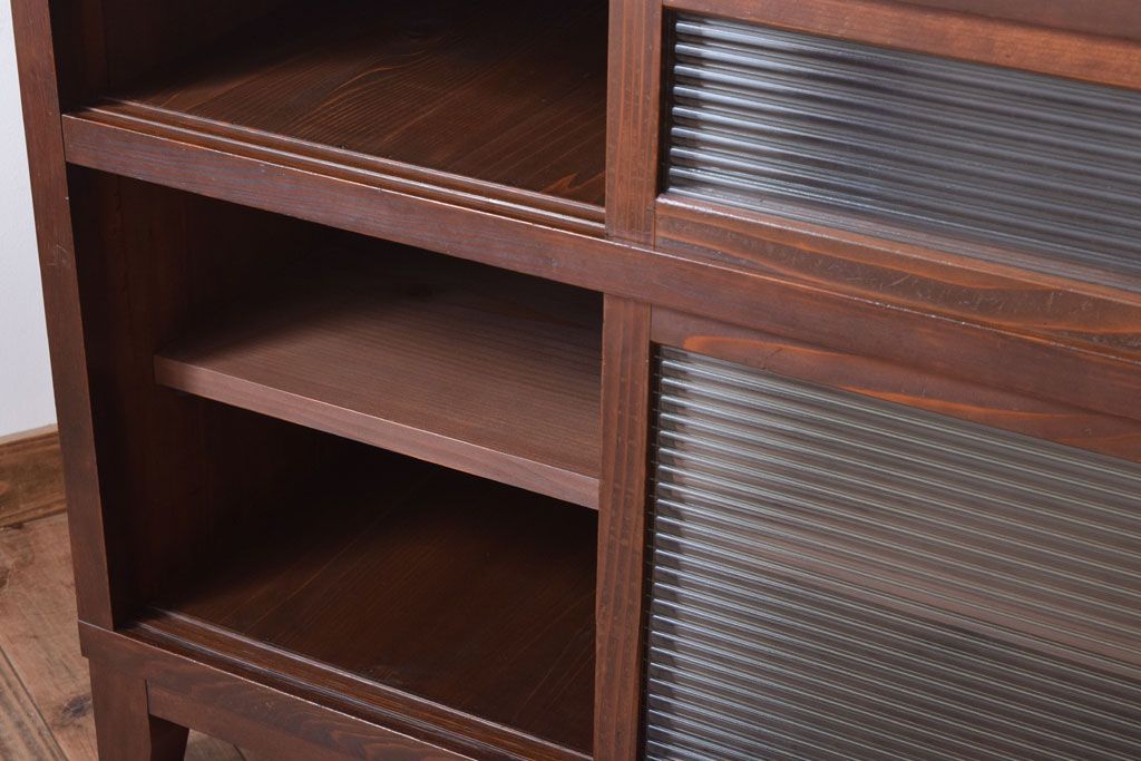 アンティーク家具　 和製アンティーク　モールガラス引き戸の脚付きサイドボード(収納棚)(3)