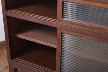 アンティーク家具　 和製アンティーク　モールガラス引き戸の脚付きサイドボード(収納棚)(3)