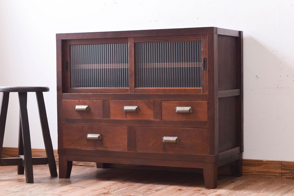 アンティーク家具　 和製アンティーク　モールガラス戸!引き出し5杯の脚付きサイドボード(収納棚)