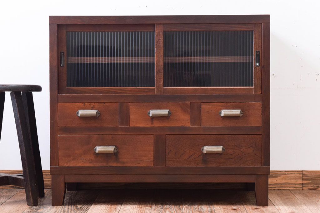 アンティーク家具　 和製アンティーク　モールガラス戸!引き出し5杯の脚付きサイドボード(収納棚)