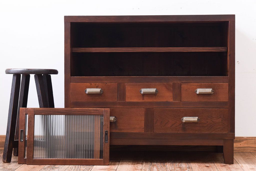 アンティーク家具　 和製アンティーク　モールガラス戸!引き出し5杯の脚付きサイドボード(収納棚)