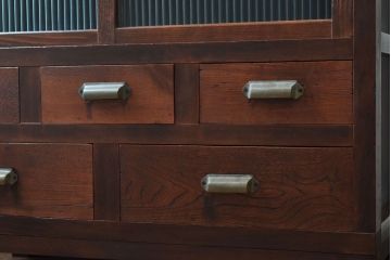 アンティーク家具　 和製アンティーク　モールガラス戸!引き出し5杯の脚付きサイドボード(収納棚)