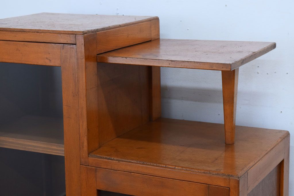 レトロ家具　昭和レトロ　飾り台付き!シンプルデザインの古い本箱(ブックケース)