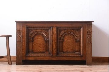アンティーク家具　イギリスアンティーク　オーク材製　上品な彫刻の古いサイドボード