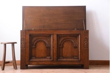 アンティーク家具　イギリスアンティーク　オーク材製　上品な彫刻の古いサイドボード