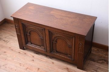 アンティーク家具　イギリスアンティーク　オーク材製　上品な彫刻の古いサイドボード