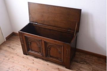 アンティーク家具　イギリスアンティーク　オーク材製　上品な彫刻の古いサイドボード