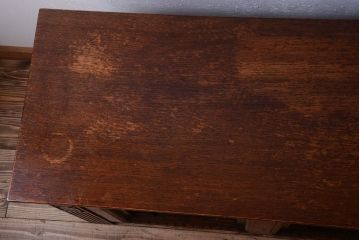 アンティーク家具　イギリスアンティーク　オーク材製　上品な彫刻の古いサイドボード