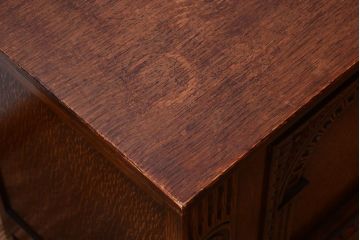 アンティーク家具　イギリスアンティーク　オーク材製　上品な彫刻の古いサイドボード