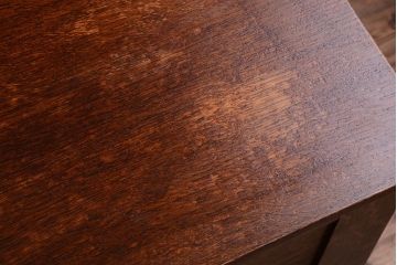 アンティーク家具　イギリスアンティーク　オーク材製　上品な彫刻の古いサイドボード