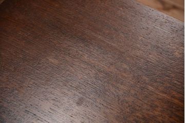 アンティーク家具　イギリスアンティーク　オーク材製　上品な彫刻の古いサイドボード