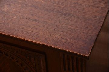 アンティーク家具　イギリスアンティーク　オーク材製　上品な彫刻の古いサイドボード