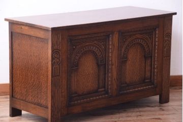 アンティーク家具　イギリスアンティーク　オーク材製　上品な彫刻の古いサイドボード