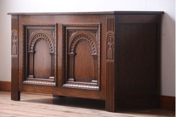 アンティーク家具　イギリスアンティーク　オーク材製　上品な彫刻の古いサイドボード