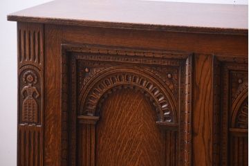 アンティーク家具　イギリスアンティーク　オーク材製　上品な彫刻の古いサイドボード