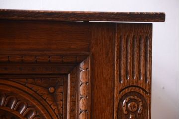 アンティーク家具　イギリスアンティーク　オーク材製　上品な彫刻の古いサイドボード