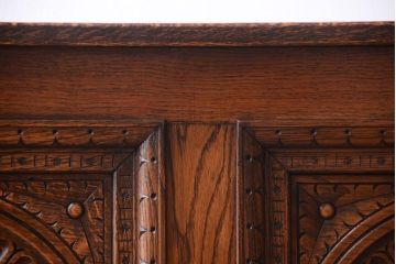 アンティーク家具　イギリスアンティーク　オーク材製　上品な彫刻の古いサイドボード