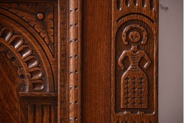 アンティーク家具　イギリスアンティーク　オーク材製　上品な彫刻の古いサイドボード