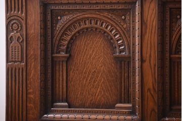 アンティーク家具　イギリスアンティーク　オーク材製　上品な彫刻の古いサイドボード