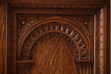 アンティーク家具　イギリスアンティーク　オーク材製　上品な彫刻の古いサイドボード