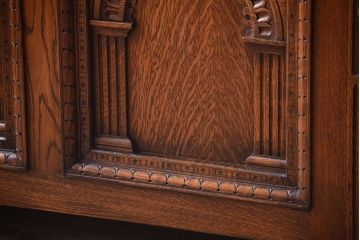 アンティーク家具　イギリスアンティーク　オーク材製　上品な彫刻の古いサイドボード