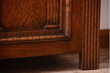 アンティーク家具　イギリスアンティーク　オーク材製　上品な彫刻の古いサイドボード