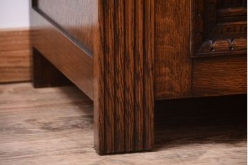 アンティーク家具　イギリスアンティーク　オーク材製　上品な彫刻の古いサイドボード